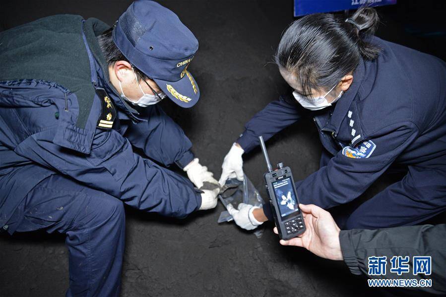 12月18日,南京海关关员和缉私警察在查扣涉嫌走私的货物.