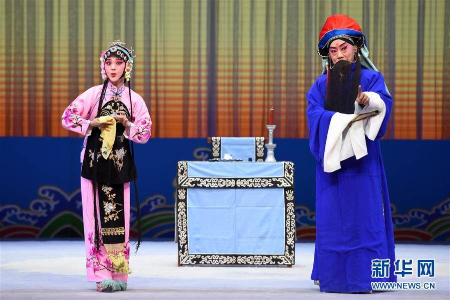 10月6日,乌鲁木齐市京剧团演员在京剧《游龙戏凤》的表演中.