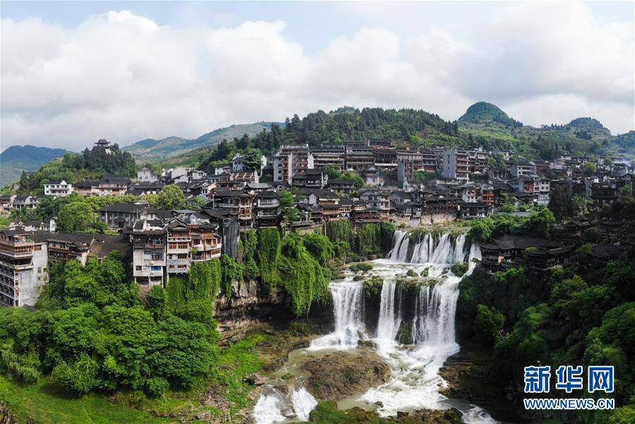 这是湖南省永顺县芙蓉镇景色(无人机照片,5月15日摄).