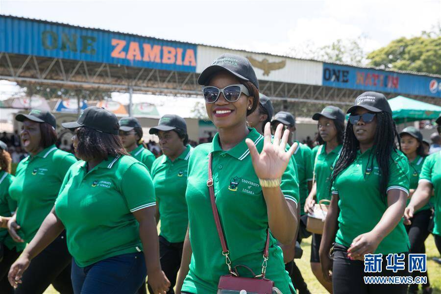 3月8日,在赞比亚首都卢萨卡,当地女性出席妇女节庆祝活动.