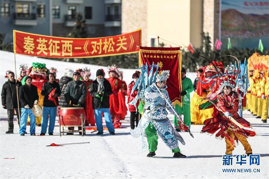 2月13日,辽宁本溪满族自治县同江峪村村民在本溪花溪沐云山滑雪场表演