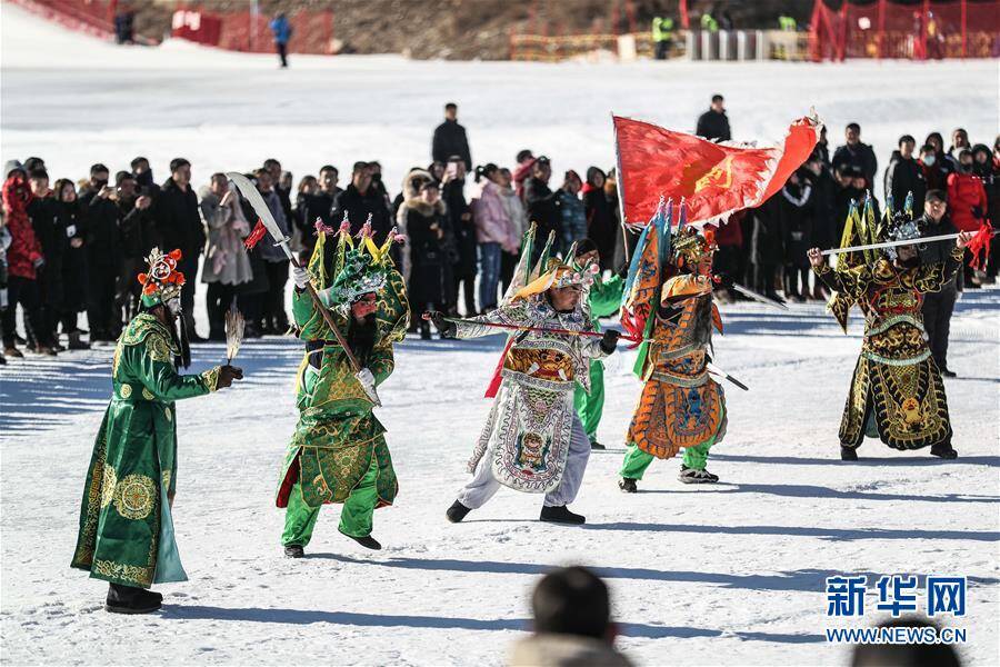 2月13日,辽宁本溪满族自治县同江峪村村民在本溪花溪沐云山滑雪场表演