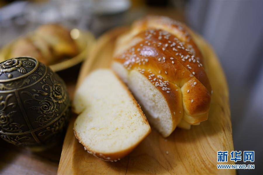 这是9月3日在塔城贝拉餐厅拍摄的面包. 新华社记者 邹予 摄