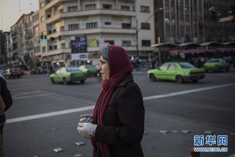 1月20日,在伊朗德黑兰,一名女子在街头行走.