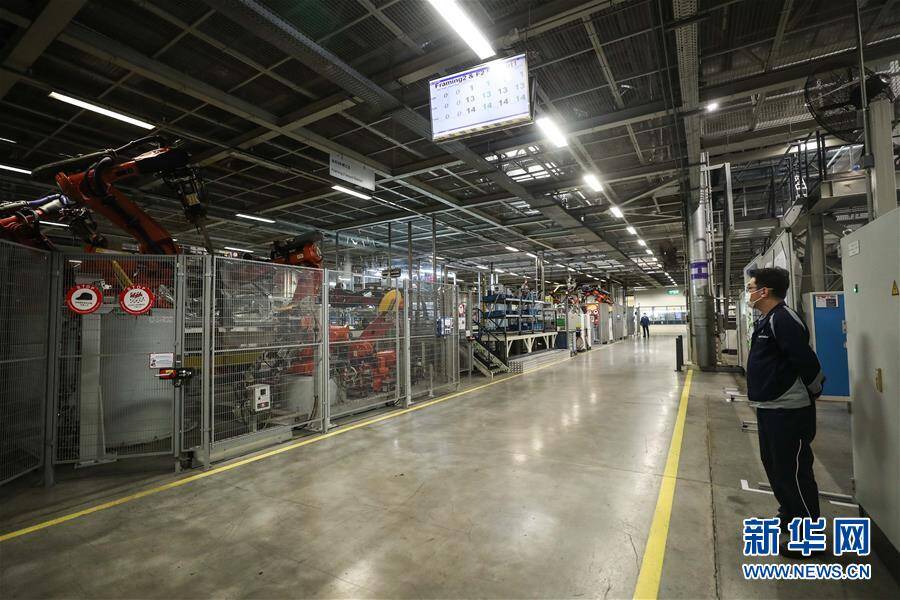 2月17日,工人在华晨宝马汽车有限公司铁西工厂生产线上工作.
