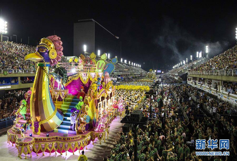 狂欢节特级组桑巴舞校5日在巴西里约热内卢桑巴大道结束花车巡游表演