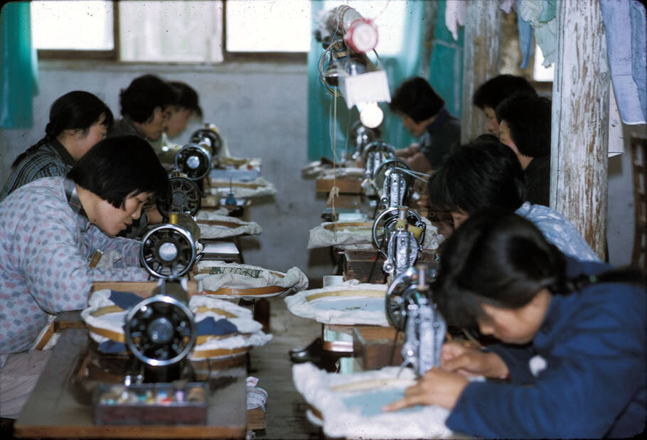 1972年,无锡一个生产大队的缝纫女工.