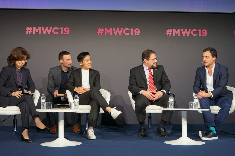 怎么可以错过(联想集团杨元庆简历)杨元庆与联想,MWC日报|联想杨元庆怼折叠屏手机 一加刘作虎提5G有三个发展阶段, 怎么可以错过(联想集团杨元庆简历)杨元庆与联想,MWC日报|联想杨元庆怼折叠屏手机 一加刘作虎提5G有三个发展阶段,