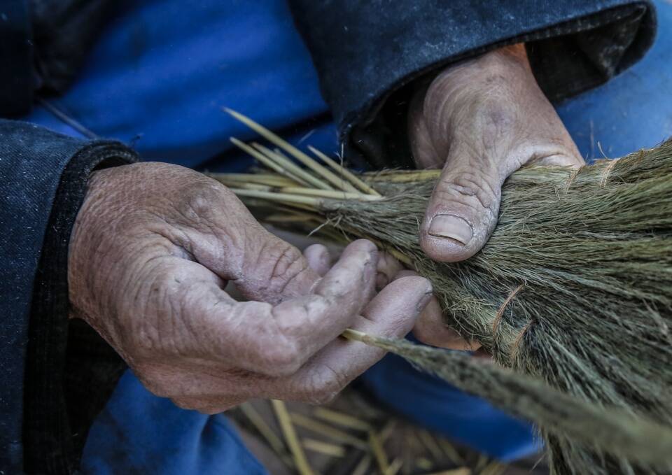 付大爷由于常年干活,手非常的粗糙,看到这双手,敬佩之情油然而生.