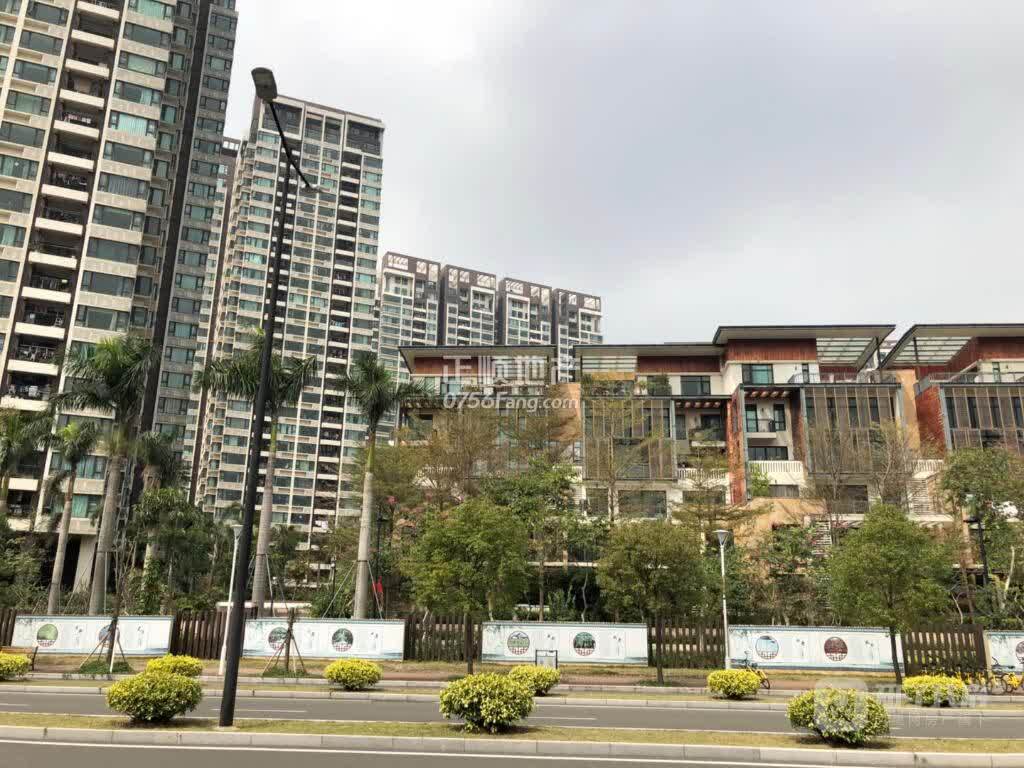 华发新城五期 191平精装5房 现500万出售 位置交通便利