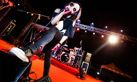 她是霸道总裁,摇滚女主唱,是横跨互联网,投资界,音乐圈的全能女王