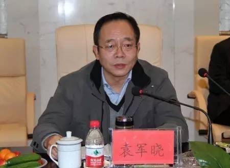 据悉,李云峰与不少江阴籍老板交好,常去江阴市人民政府驻南京办事处