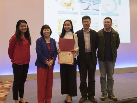 南京大学袁蔚然同学的《中国濒危鸟类分布信息图》和南京大学熊潇,闫