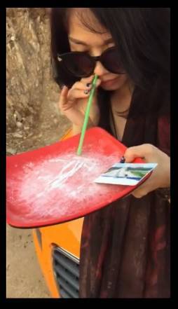 女子自称"钦州街六姐" 公开聚众直播吸毒