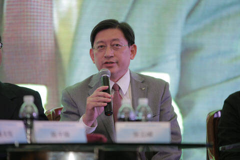 上海股权托管交易中心总经理张云峰在圆桌论坛环节发表自己的观点.