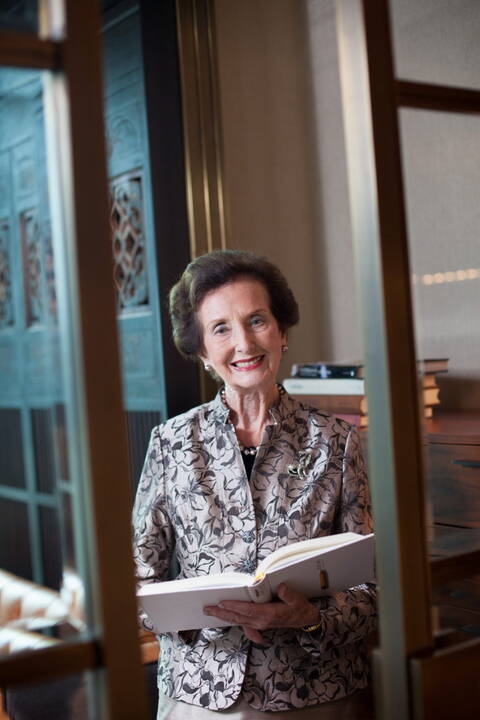 凤凰订阅财经 「miss dally高贵的气韵,优雅的仪态,尤其是亲切的笑容