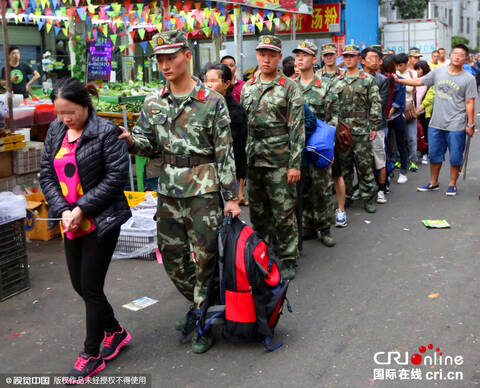 官兵押解涉嫌偷渡人员.图片来源:视觉中国