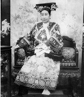 手下也没闲着,但见宫女捧砚太监磨墨,俨然一副李太白替唐明皇写诗的情