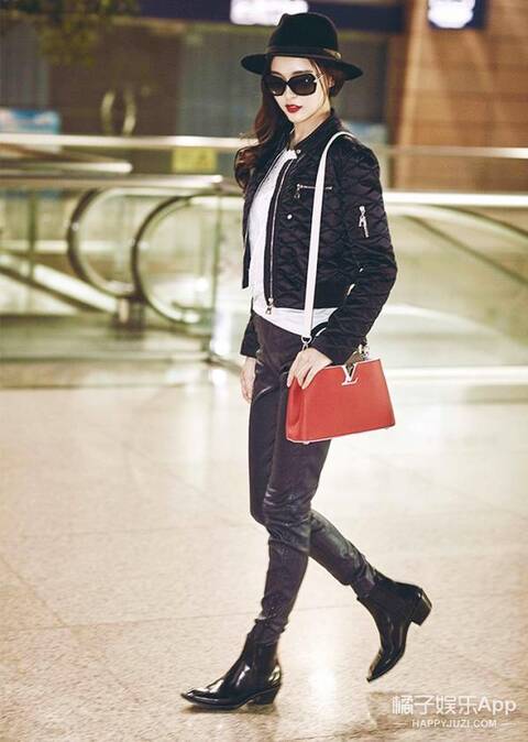 独家| 唐嫣出发巴黎时装周,帅气潇洒演示正确穿皮裤法!