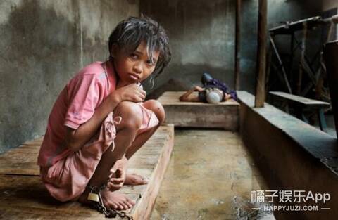 的精神疗养院,拍摄下了这些在疗养院接受治疗的人们:小女孩脚上的镣铐