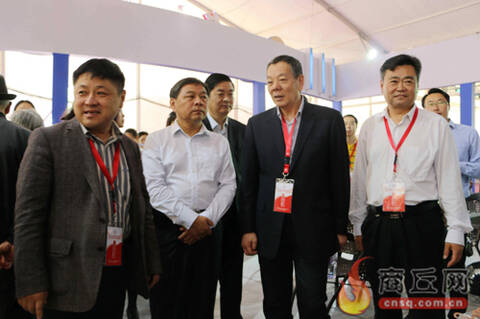 在红旗渠畔,没想到碰到了林州市一负责招商的副市长.