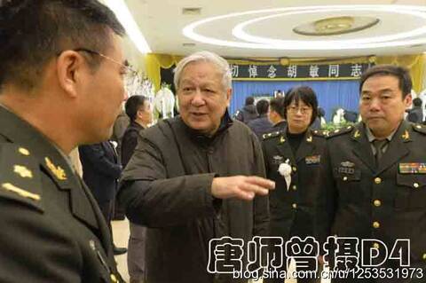 邱会作,胡敏长子邱路光,与解放军总后布置会场.唐师曾摄d4