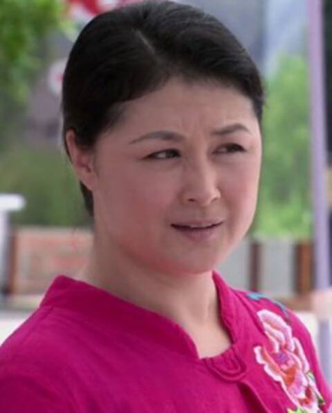 小伙伴们还记得《乡村爱情》里的谢大脚吧,就是这个妇女