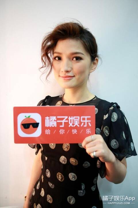 这是17号星app之夜红毯上,主持人和丁丁之间的对话