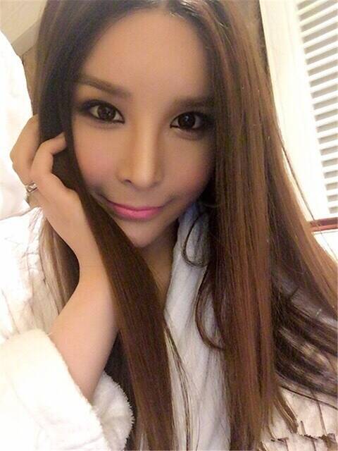 同是网红脸,这个韩国变性人竟比真正的网红还要美