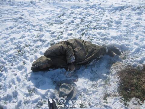 老人雪地迷失吃雪充饥成雪人