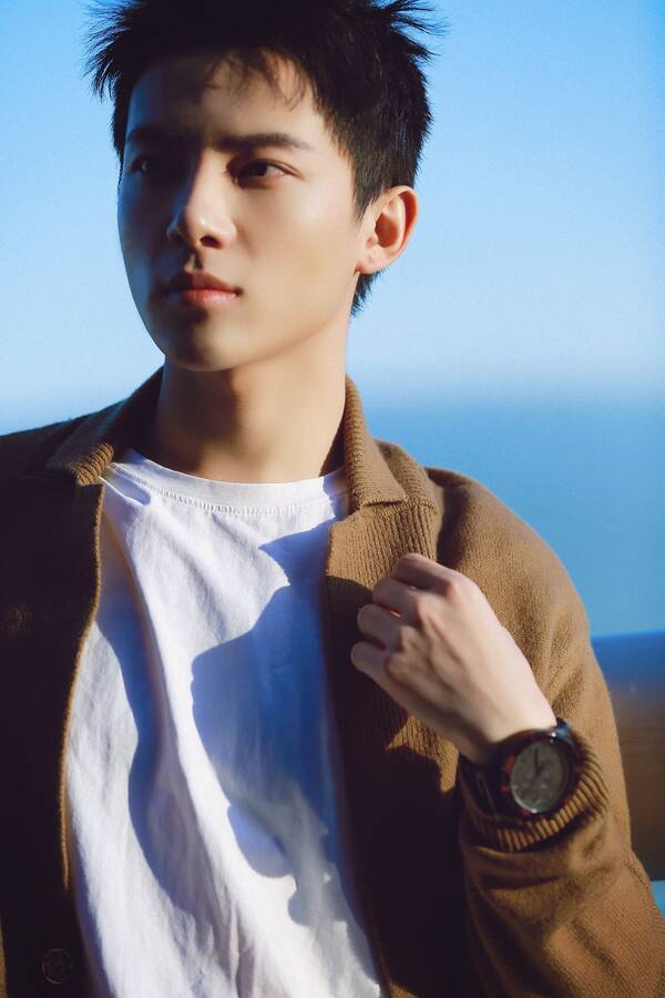 吴俊余深秋街拍暖意十足内敛气质诠释简约精致