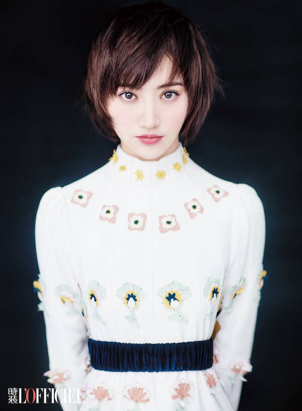 景甜短发灵动登杂志封面 双瞳剪水上演"眼神杀"