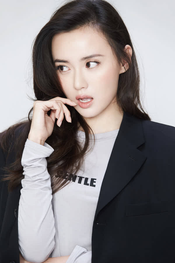 江铠同秀帅气写真 知性与随性结合展时尚魅力