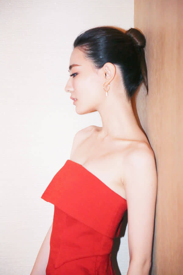 徐璐抹胸裙大秀优美肩颈线 甜美妩媚时尚撩人