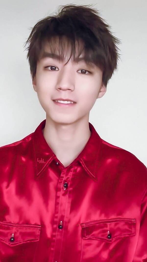 视频中王俊凯身穿赤色丝质衬衫 王俊凯魅力眼妆狂撩粉 新年首