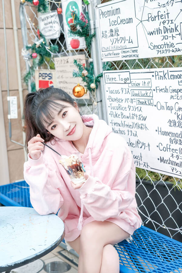 蕊希曝粉嫩卫衣甜美街拍 撞破少女心甜力十足