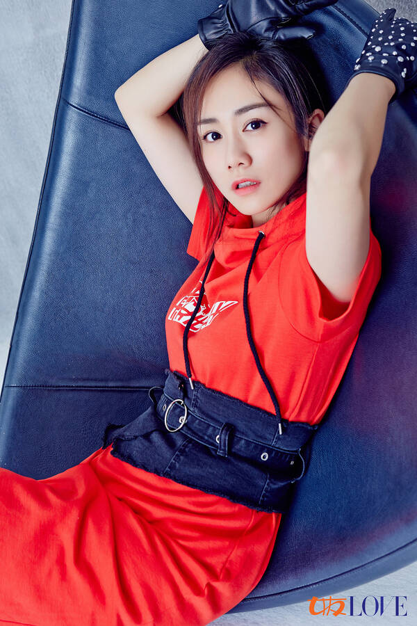 刘芸登杂志封面 演绎都市飒爽女性