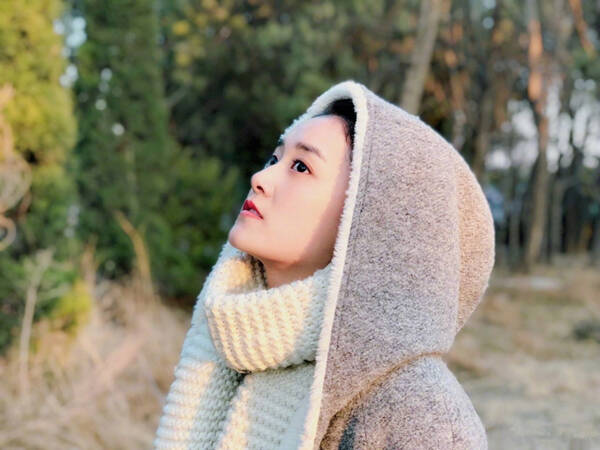 蒋依依晒《天坑鹰猎》收工日常 暖阳撸猫侧颜迷人