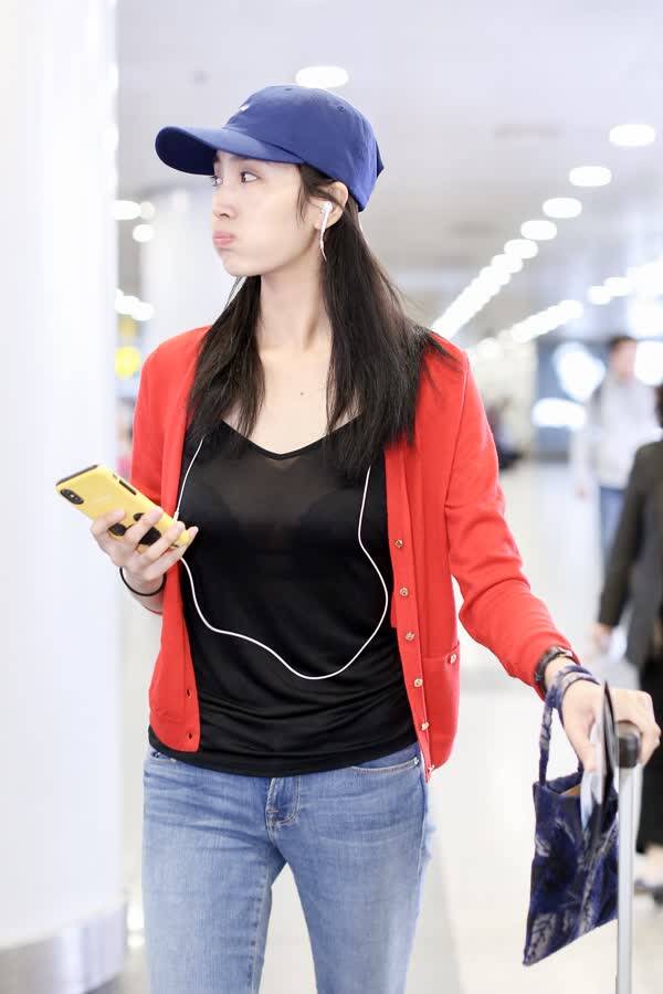 王紫璇素颜现身机场 《黄金瞳》热拍与张艺兴互怼