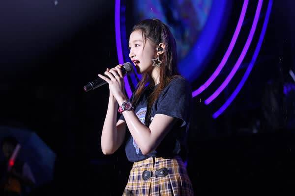 关晓彤现身音乐盛典舞台 冒雨与粉丝互动