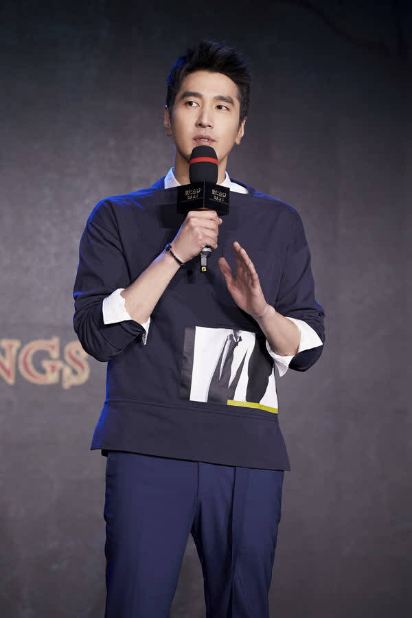 赵又廷《狄仁杰》发布会 宠溺"捧脸杀"笑翻全场