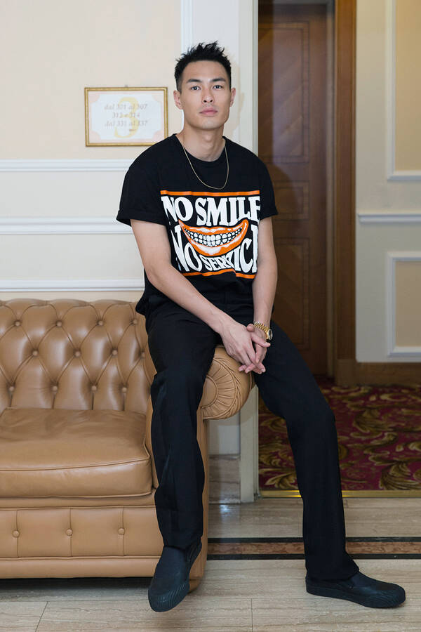 杨佑宁米兰看秀 全黑look玩味随性不羁