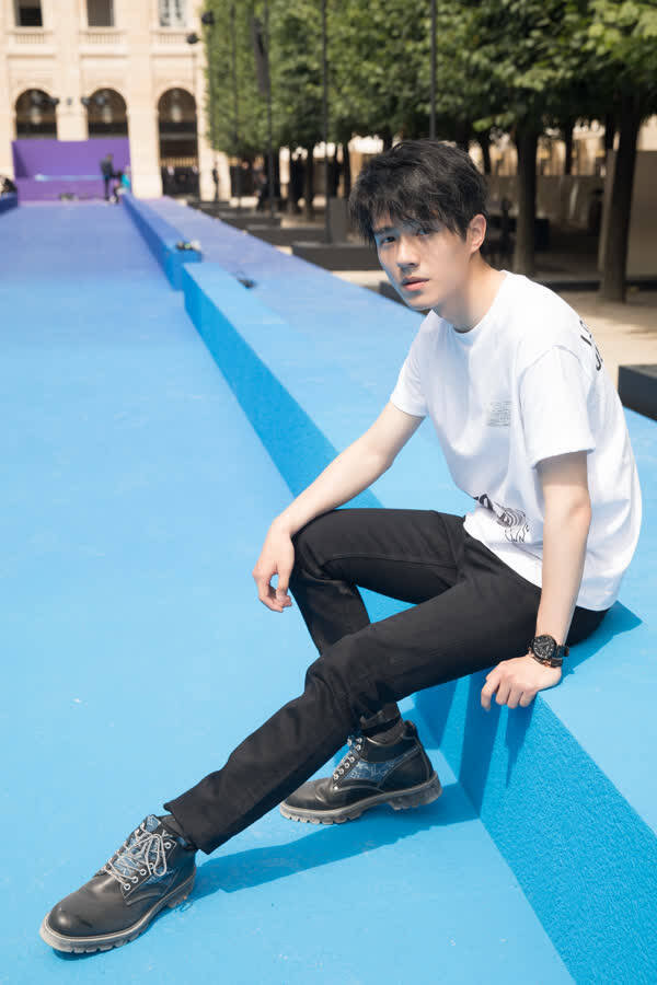 刘昊然二度受邀参加时装周 卷发造型吸睛气质满分