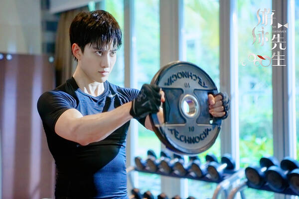 《游泳先生》曝mike特辑 荷尔蒙爆棚尽显好身材