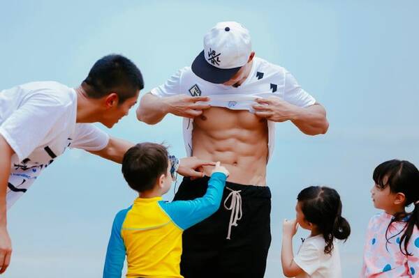 嗯哼"揩油" 随后,几位爸爸出海打渔,由实习奶爸邓伦照顾孩子们吃晚饭