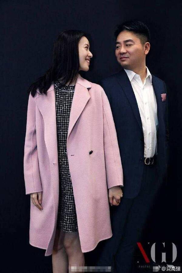 伉儷倆頭微微歪向對方 奶茶妹妹劉強東十指緊扣拍寫真,恩愛的