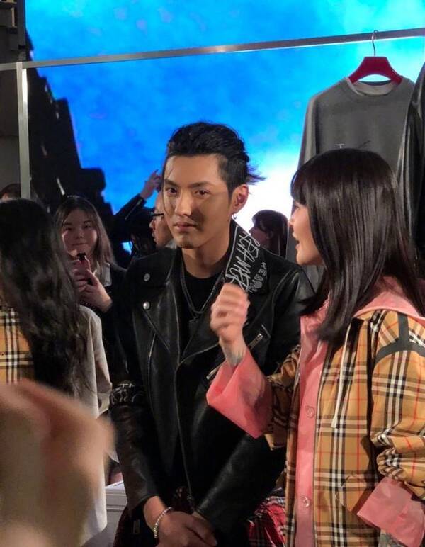 之后吴亦凡还亲身看衣服,与其他人密切攀谈,之后还与其他人合照还挺