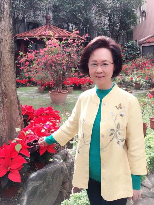 79岁琼瑶带美照给丈夫看:虽然你熟睡 但我会为你醒着