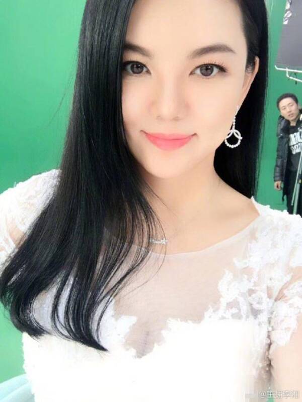 41岁李湘晒自拍扮嫩，嘟嘴卖萌毫无违和感_手机凤凰网