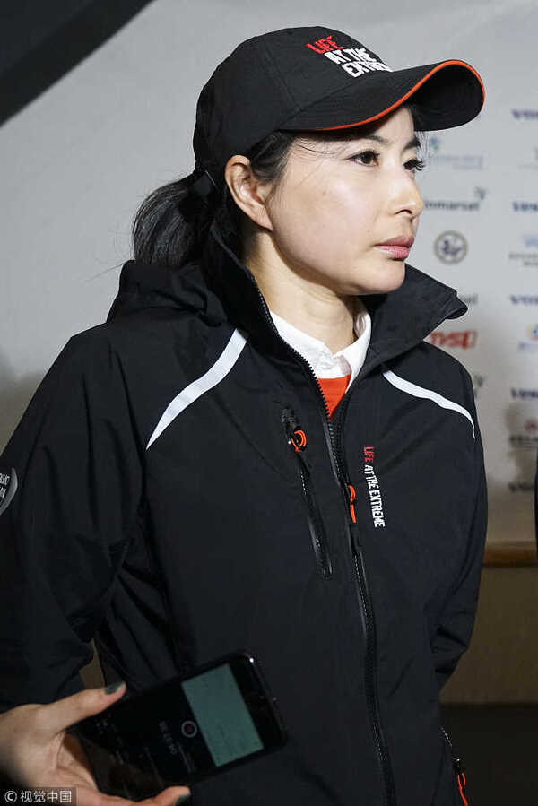 郭晶晶冷得直缩脖子霍启刚的眼神亮了图